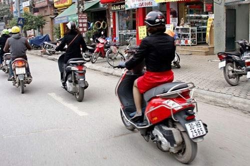 Xe máy – Kinh nghiệm đi xe máy an toàn trong mưa bão