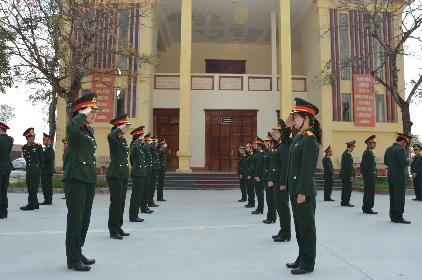 Ảnh học viên luyện tập điều lệnh đội ngũ