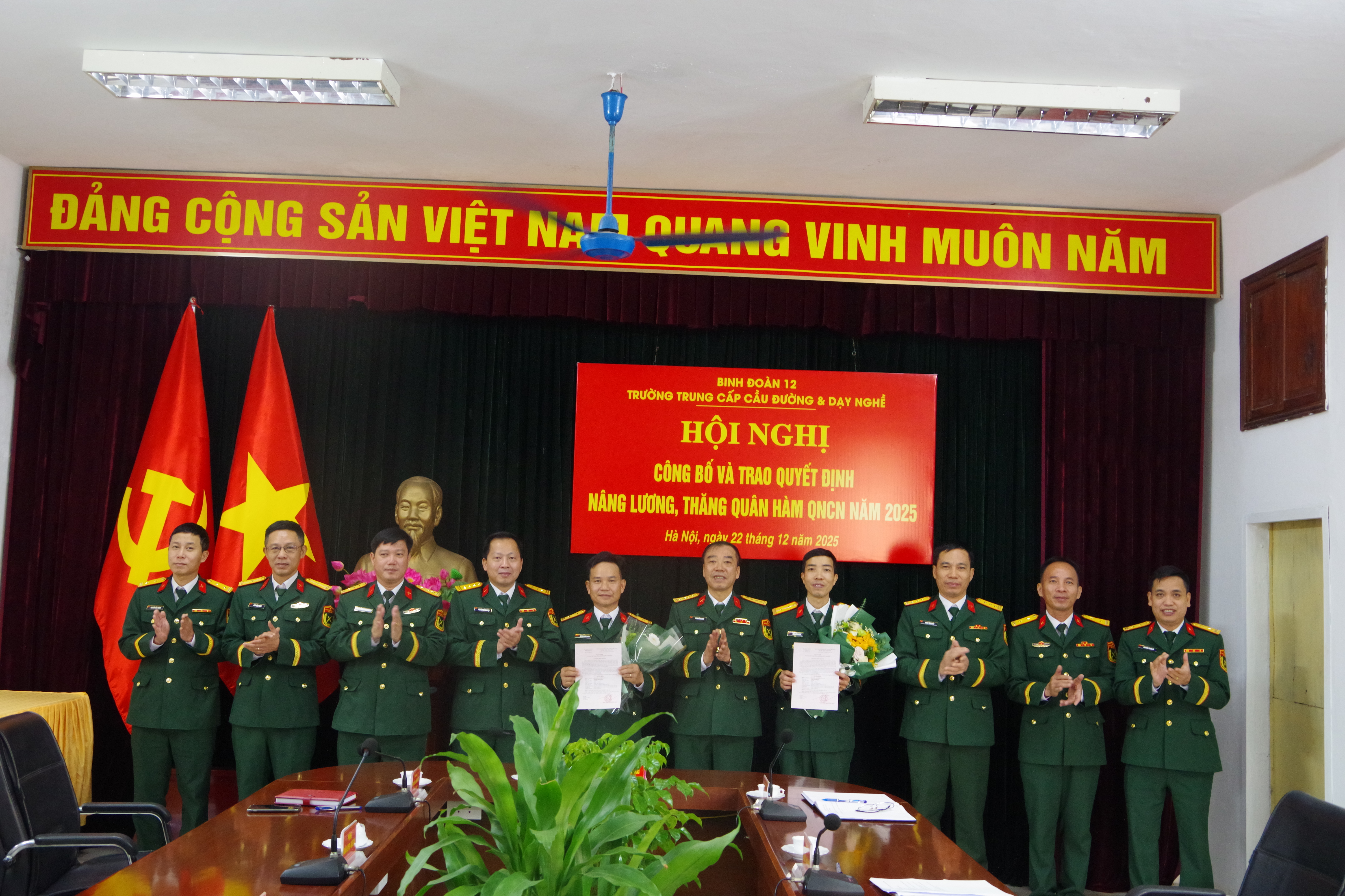 Trường Trung cấp Cầu đường và Dạy nghề công bố và trao quyết định nâng lương, thăng quân hàm QNCN năm 2025