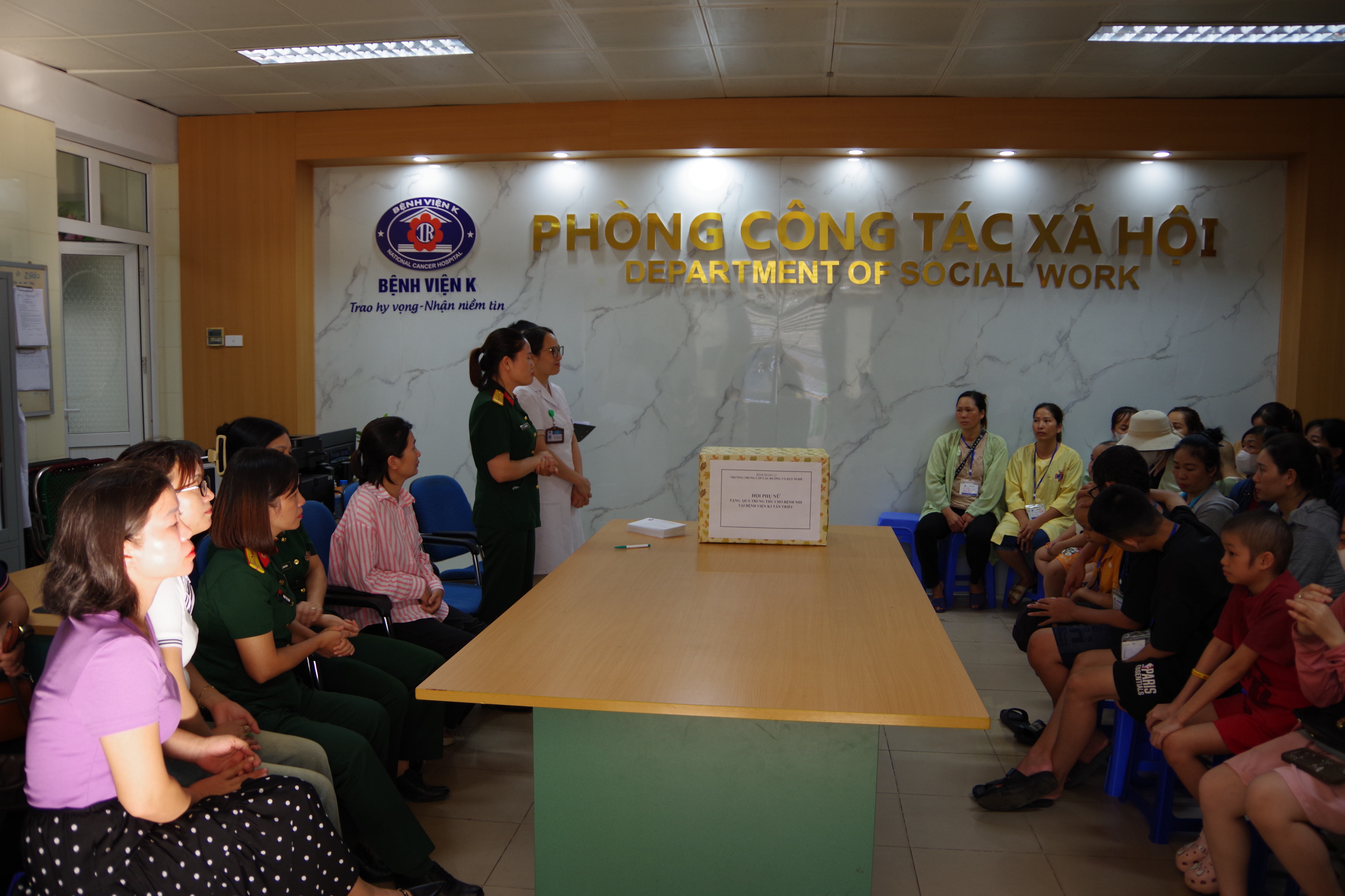 Ảnh Hội phụ nữ tặng quà Bệnh viện K Tân Triều – Hà Nội năm 2025