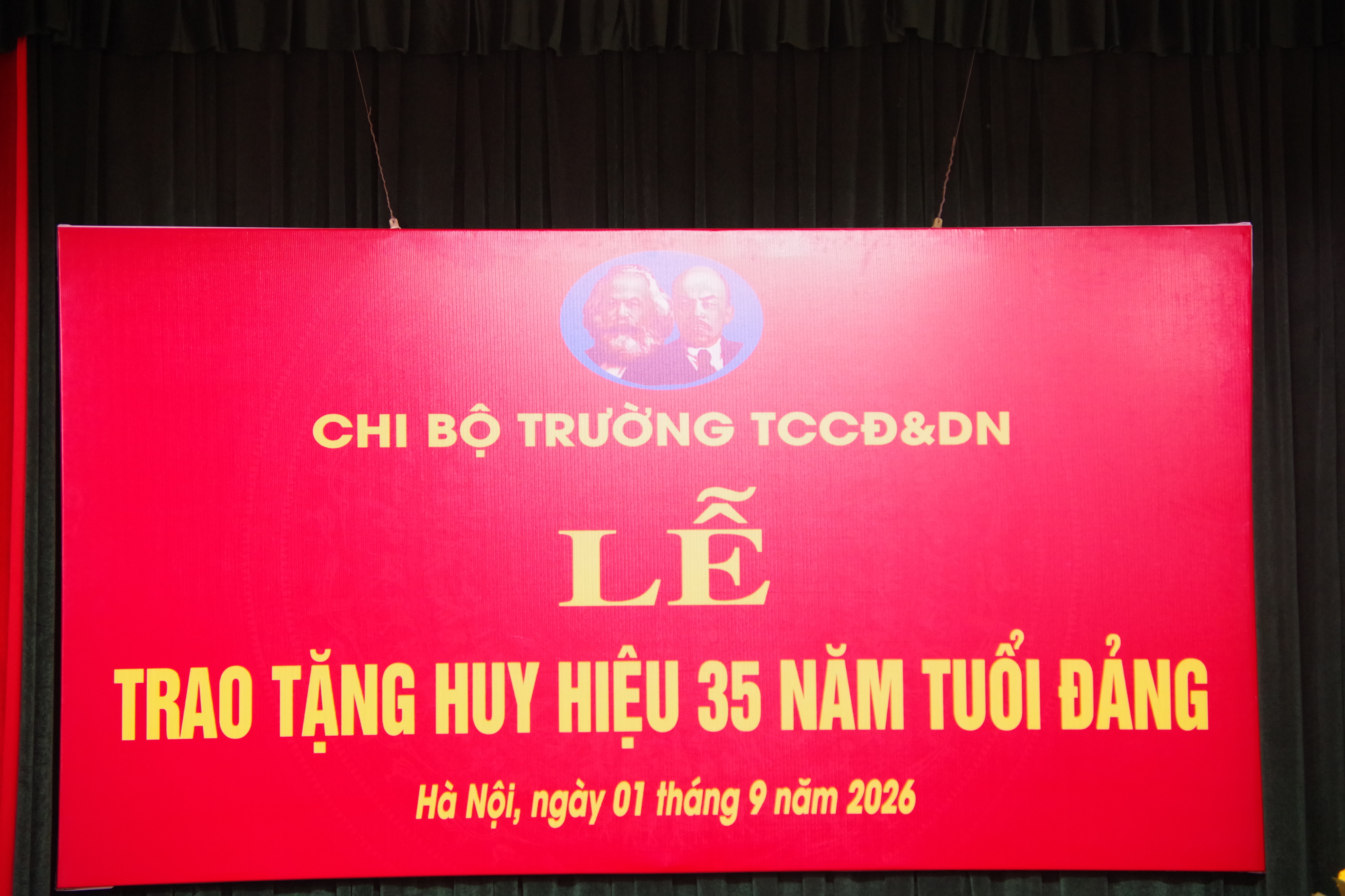 Lễ trao tặng Huy hiệu 35 năm tuổi Đảng